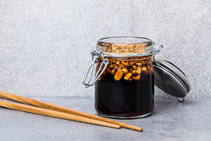 Japanische Teriyaki-Erdnuss-Sauce mit Honig