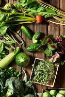 Frisches grünes Gemüse und Kräuter