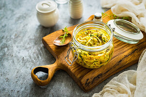 Zucchini mit Zwiebeln und Senfkörnern in Essigmarinade