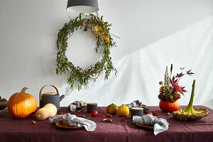 Gedeckter Tisch mit Herbstdekoration
