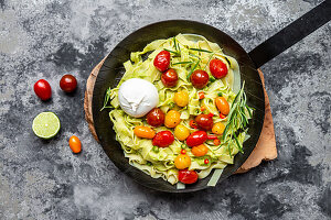 Fettuccine mit Avocadopesto, Tomaten, Chili, Burrata und Rosmarin