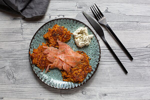 Süsskartoffelpuffer mit Räucherlachs und Frischkäse