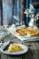 Apple Pie auf rustikalem Holztisch