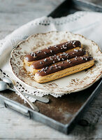 Eclairs mit Schokoladenglasur