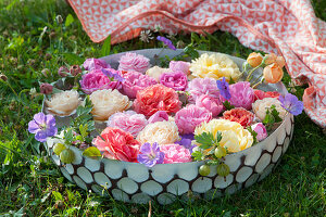 Schale mit Rosenblüten, Storchschnabel und Stachelbeeren