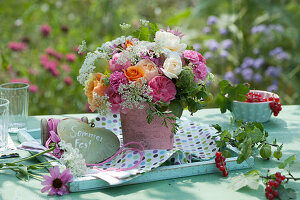 Strauß aus Rosen, wilder Möhre, Wiesenkümmel und Stachelbeere, Herz mit Botschaft : Sommerfest