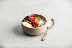 Granola-Müsli mit Joghurt, Früchten und Chia