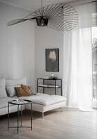 Fächerartige Designerlampe und weiße Couch mit Recamiere in Wohnzimmer