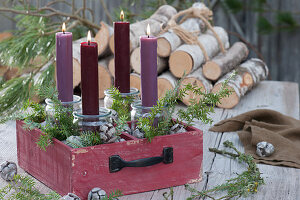 Schublade mit Kerzen in Einmachgläsern als Adventskranz