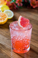 Aperol Spritz mit rosa Grapefruit