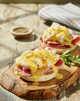 Eggs Benedict auf English Muffin mit Schinken