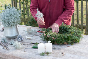 Design an advent wreath with natural material