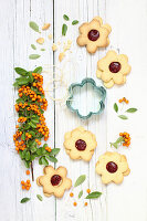 Blumenkekse mit Himbeermarmelade