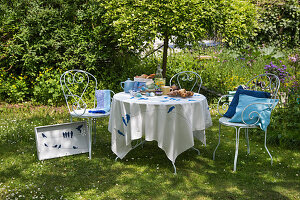 Gedeckter Tisch im Garten fürs Osterfrühstück