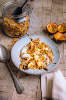 Homemade Granola und Chiapudding mit Mango