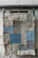 Wandteppich aus Leinen und Denim mit Patchwork-Design