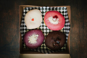 Vier Gourmet-Donuts in einer Box