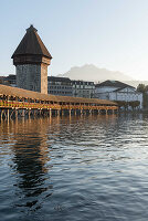 Die Kapellbrücke über die Reuss und der Wasserturm, Luzern, Kanton Luzern, Schweiz