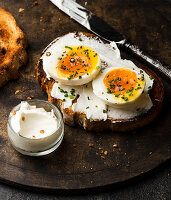 Belegtes Brot mit Käsecreme, Ei und Schnittlauch