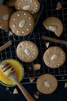 Lebkuchenplätzchen mit Mandeln und Zuckerguss