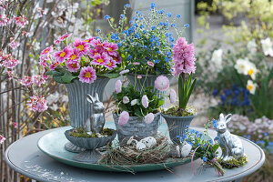 Topf Arrangement mit Primeln, Vergißmeinnicht, Tausendschön, Hyazinthe und Strahlenanemone, kleines Sträußchen auf Moos, Ostereier und Osterhase