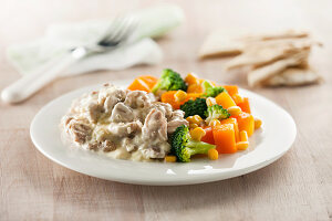 Creamy chicken with brocoli, squash and corn