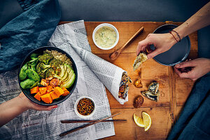 Poke Bowl mit Sticky Tofu und Nori-Auberginen mit Backkartoffeln