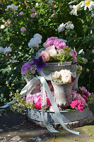 Selbstgebaute Etagere mit Rosenblüten und Schleifenband