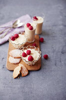 Lemon Posset (Zitronenpudding, England) mit Vanillekeksen und Himbeeren