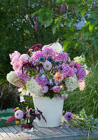 Duftender Spätsommerstrauß mit Phlox, Dahlien, Hortensien, Rosen, Glockenblumen, Amaranth, Wicken und Disteln in standfester Vase