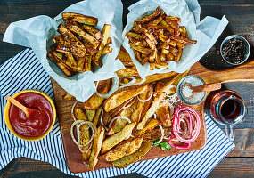 Pommes frites mit Ketchup, Zwiebeln und Gewürzen