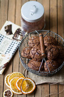 Chocolatechip Cookies im Drahtkorb