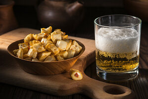 Gratinierte Käsewürfel dazu ein Glas Bier