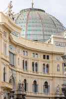 Die Kuppel der Galleria Umberto Primo von außen, Neapel, Kampanien, Italien