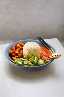 'Nasi Campur' - BBQ-Tempeh mit scharfem Linsen-Sambal und Gurkensalat