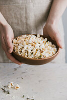 Savoury popcorn with Parmesan and thyme