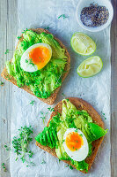 Avocado-Toast mit gekochtem Ei und Kresse