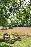 Picknick im Garten mit Liegestuhl und Feuerschale