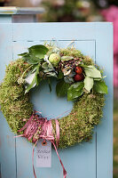 Türkranz aus Moos mit Efeu, Hortensienblüten und Rosenkohl