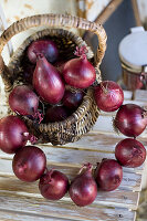 Wreath of red onions