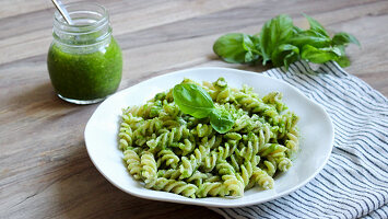 Dinkelspirelli mit Petersilien-Mandel-Pesto