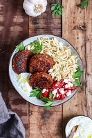 Griechische Bowl mit Linsen-Bifteki und Knoblauchdip (vegan)