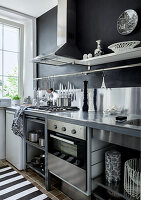 Edelstahl-Elemente in einer Küche in Schwarz-Weiß