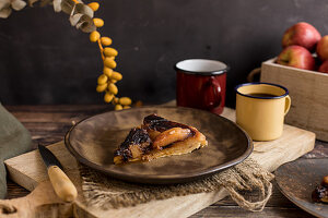 Ein Stück Tarte Tatin auf Teller