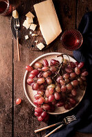 Rosé-Trauben mit Käse