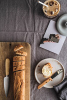 Butterbrot und Kaffee zum Frühstück