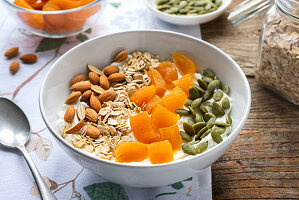 Müsli mit getrockneten Aprikosen, Mandeln und Pistazien