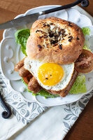 Bialy mit Ziegenkäse und Zwiebeln belegt mit Ei und Wurst (jüdische Küche)