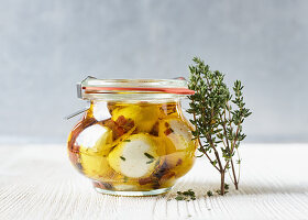 Mozzarella in thyme and lemon oil