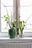 Sträuße mit weißen Frühlingsblüten: Tulpe, Anemone, Kätzchenweide, Waxflower, Hyazinthen, Milchstern und Kirschzweig
